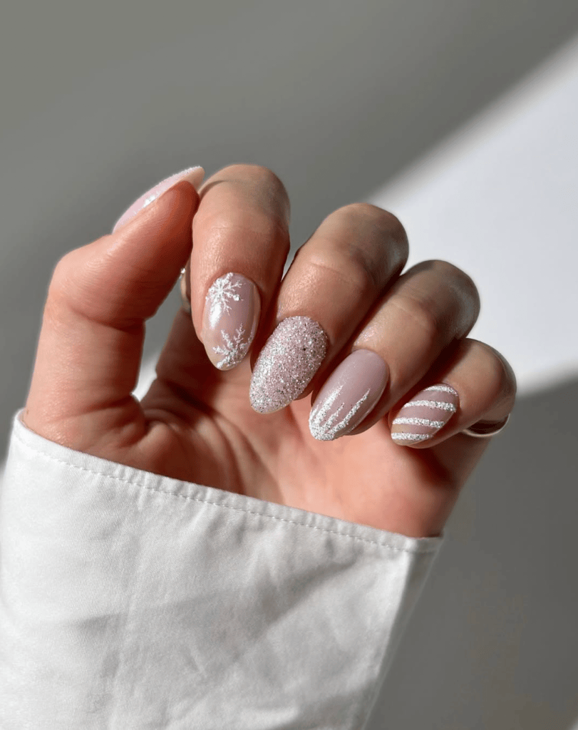 Sparkling Glitter Snowflake Short Oval Nails Sparkling Glitter Snowflake Short Oval Nails — Winter Ombre Nails