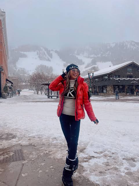 Bright Red Puffer Jacket for a Bold Après-Ski Statement Bright Red Puffer Jacket for a Bold Après-Ski Statement — Ski Outfits