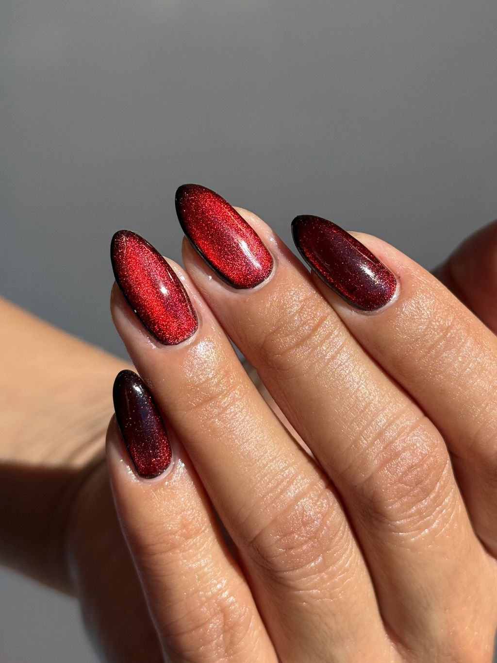Magnetic Deep Red Cat-Eye Oval Nails Magnetic Deep Red Cat-Eye Oval Nails — Winter Vacation Nails
