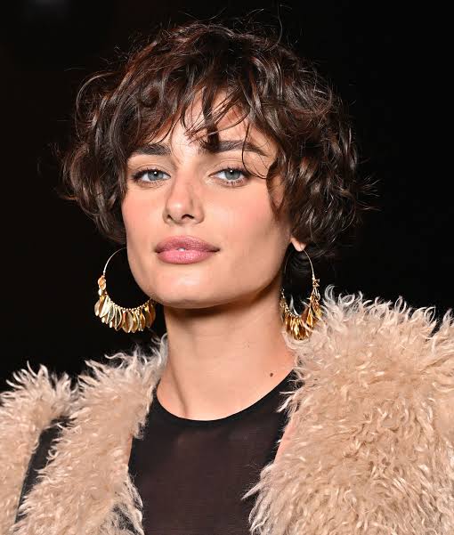 Chic Voluminous Dark Brown Pixie Chic Voluminous Dark Brown Pixie — Short Winter Haircuts