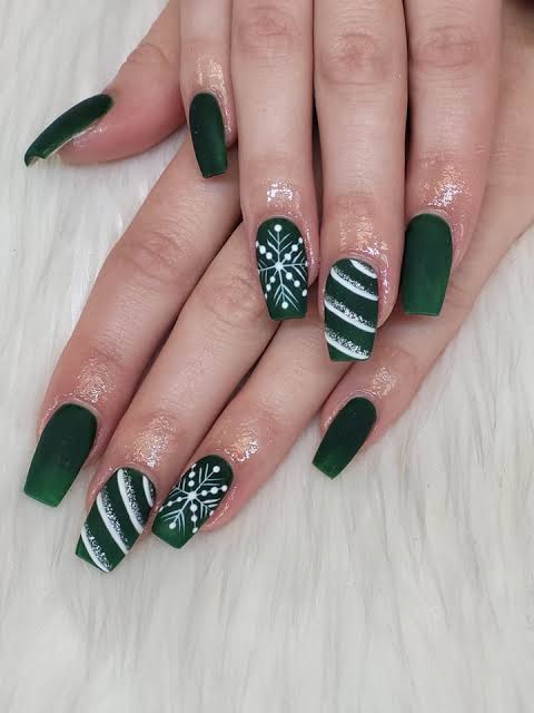 Matte Forest Green Snowflake Coffin Nails Matte Forest Green Snowflake Coffin Nails — Winter Green Nails