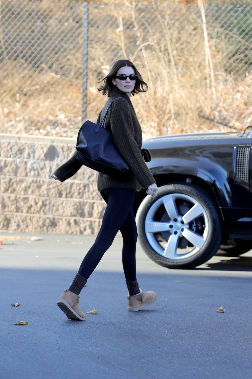 Oversized Dark Green Turtleneck with Black Leggings and Tan Boots Oversized Dark Green Turtleneck with Black Leggings and Tan Boots — Winter Outfits with Leggings