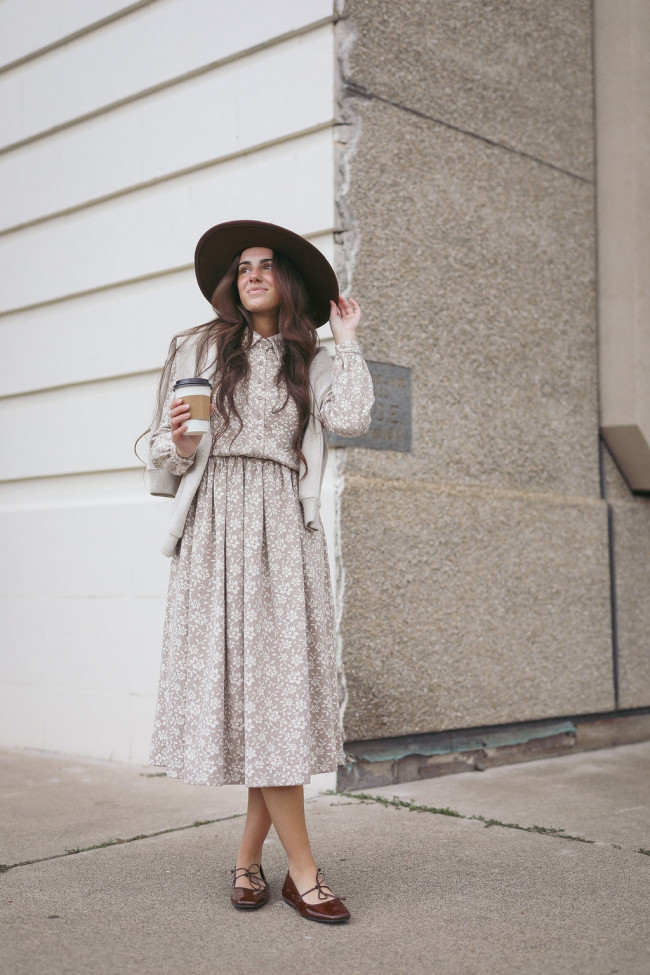 Beige Linen-Blend Jacket Over Floral Midi Dress with Wide-Brimmed Hat Beige Linen-Blend Jacket Over Floral Midi Dress with Wide-Brimmed Hat — Neutral Winter Outfits