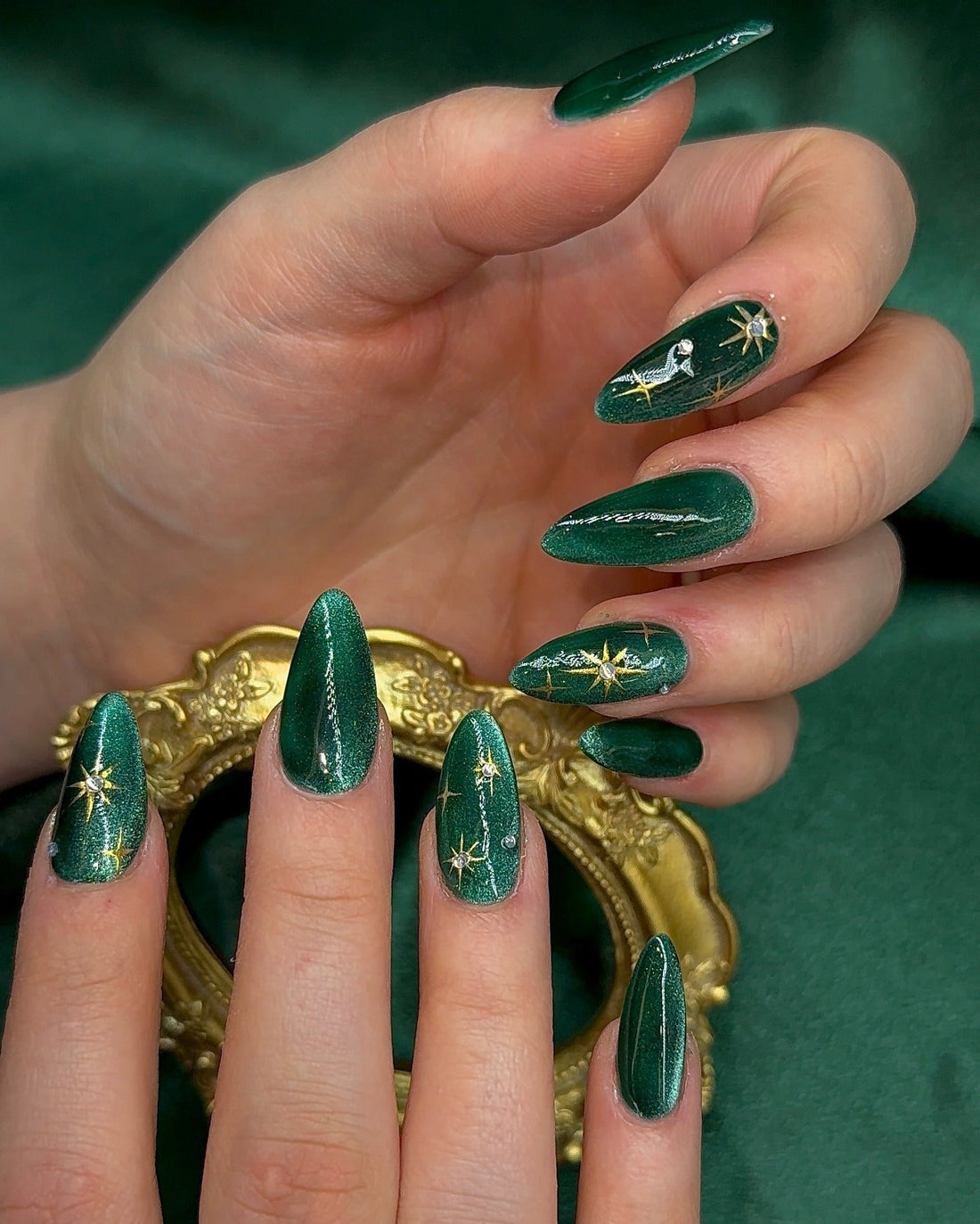 Shimmering Emerald Cat Eye with Gold Stars Shimmering Emerald Cat Eye with Gold Stars — Emerald Green Nails