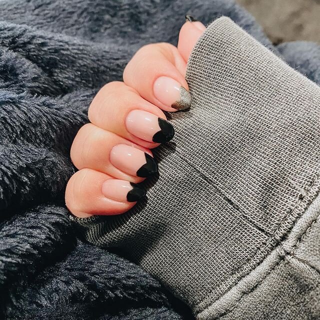 Glossy Visual Idea Glossy Visual Idea — Winter Oval Nails