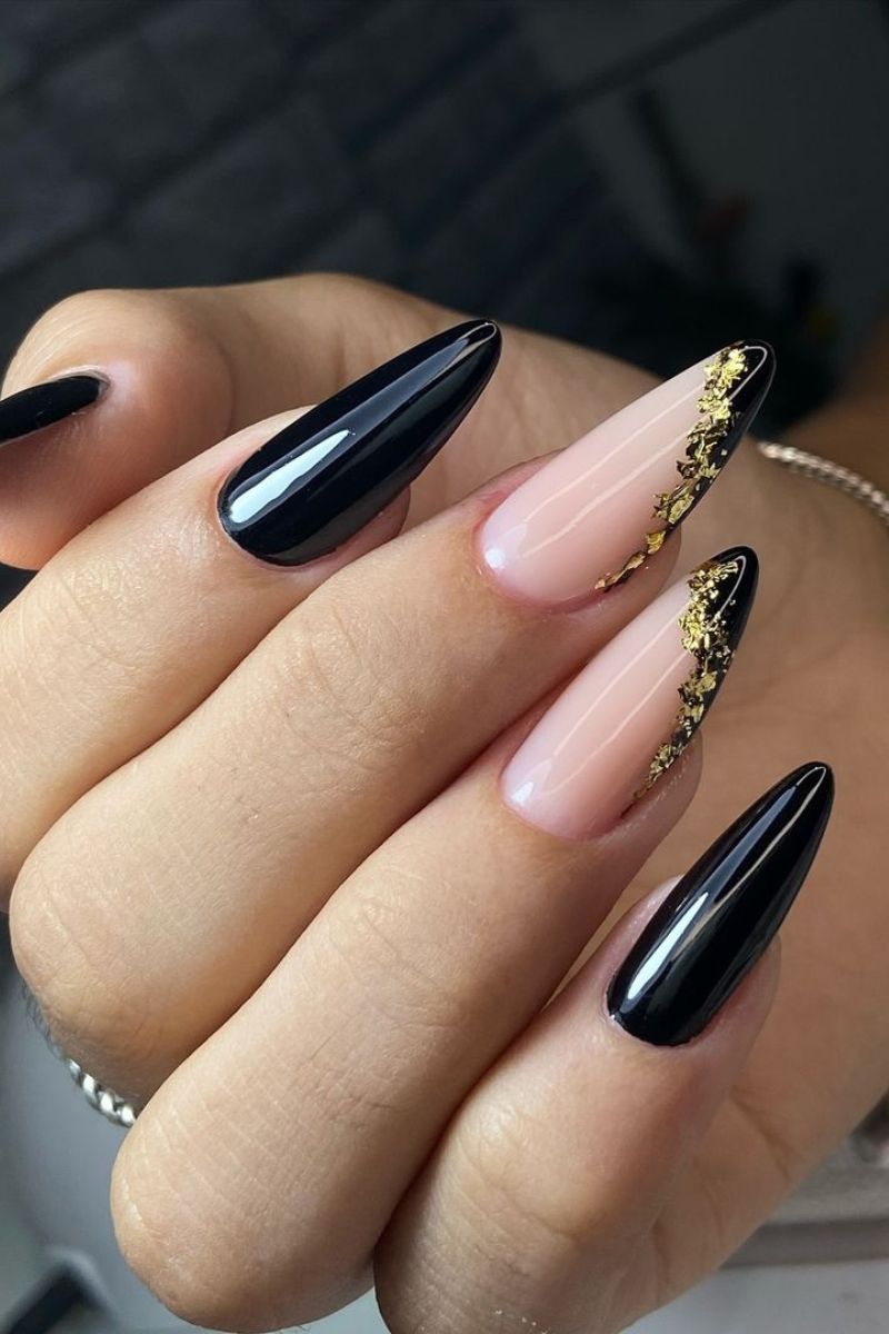 Glossy Black Stiletto With Gold Foil Glossy Black Stiletto With Gold Foil — Winter Stiletto Nails