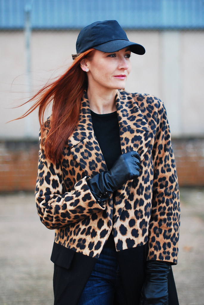 Leopard Jacket with T-shirt, Jeans, and Baseball Cap Leopard Jacket with T-shirt, Jeans, and Baseball Cap — Leopard Coat Outfits