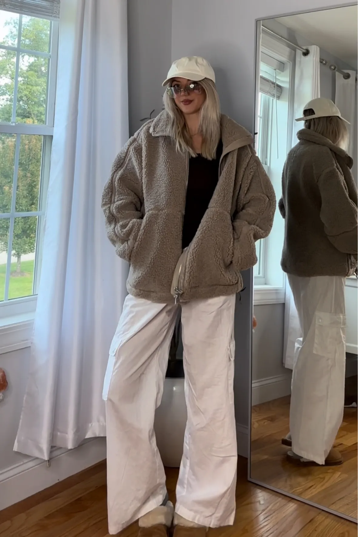 Oversized Beige Sherpa Jacket and Cargo Pants Oversized Beige Sherpa Jacket and Cargo Pants — Fleece Jacket Outfits