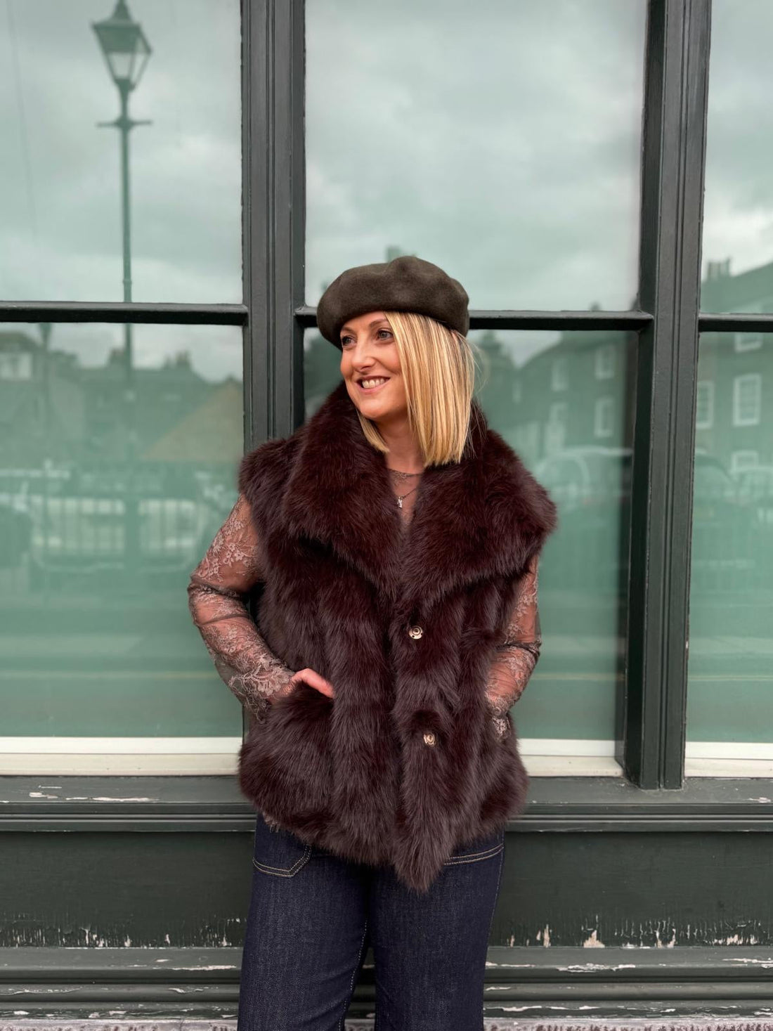 Casual Denim and Fur Vest with a Brown Beret Casual Denim and Fur Vest with a Brown Beret — Beret Outfits