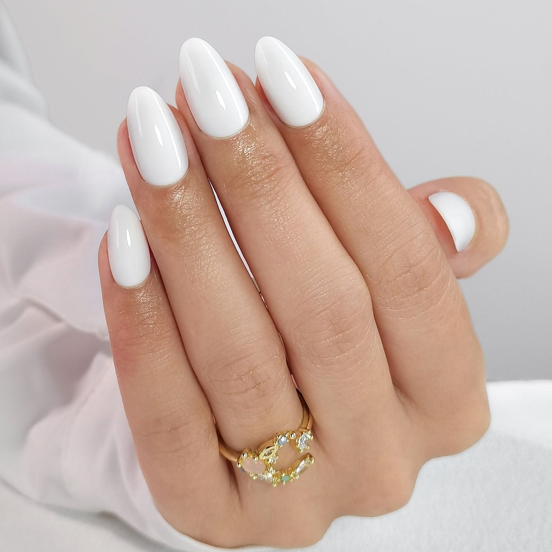 Solid Color Vibrant Opaque White Glossy Short Almonds Solid Color Vibrant Opaque White Glossy Short Almonds — Short Winter Almond Nails