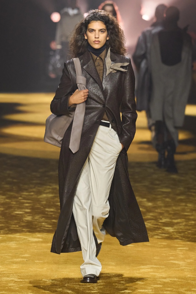 The Sophistication of a Leather Trench Coat The Sophistication of a Leather Trench Coat — Winter Going Out Outfits