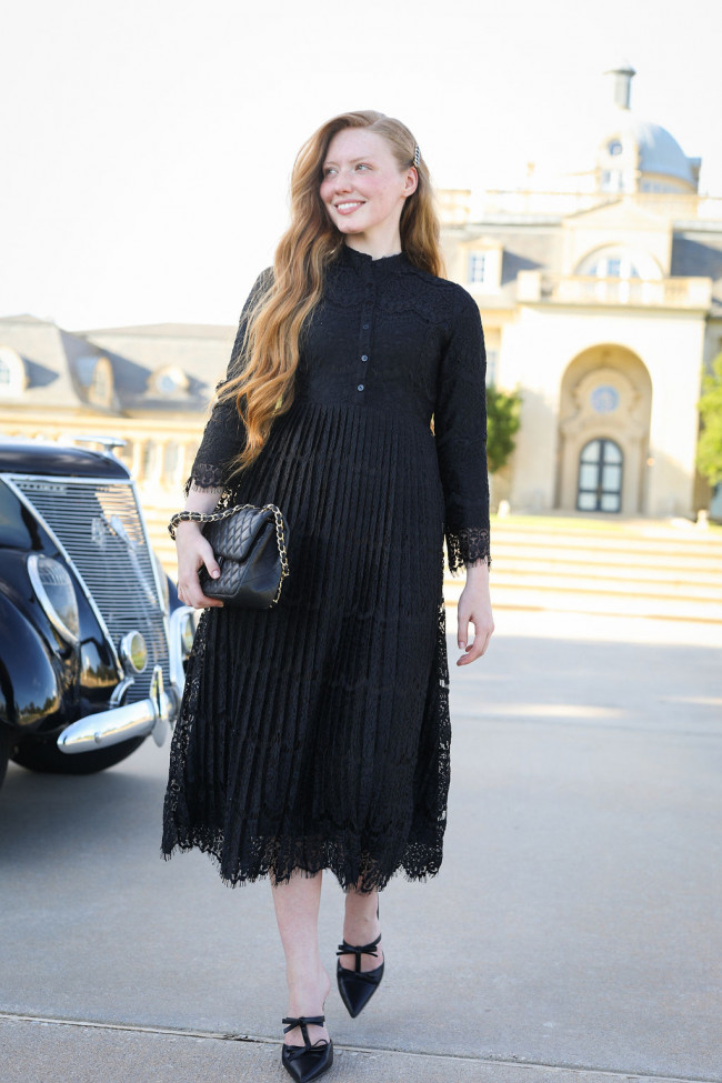 Elegant Lace Midi Dress for Formal Occasions Elegant Lace Midi Dress for Formal Occasions — Classy Winter Outfits