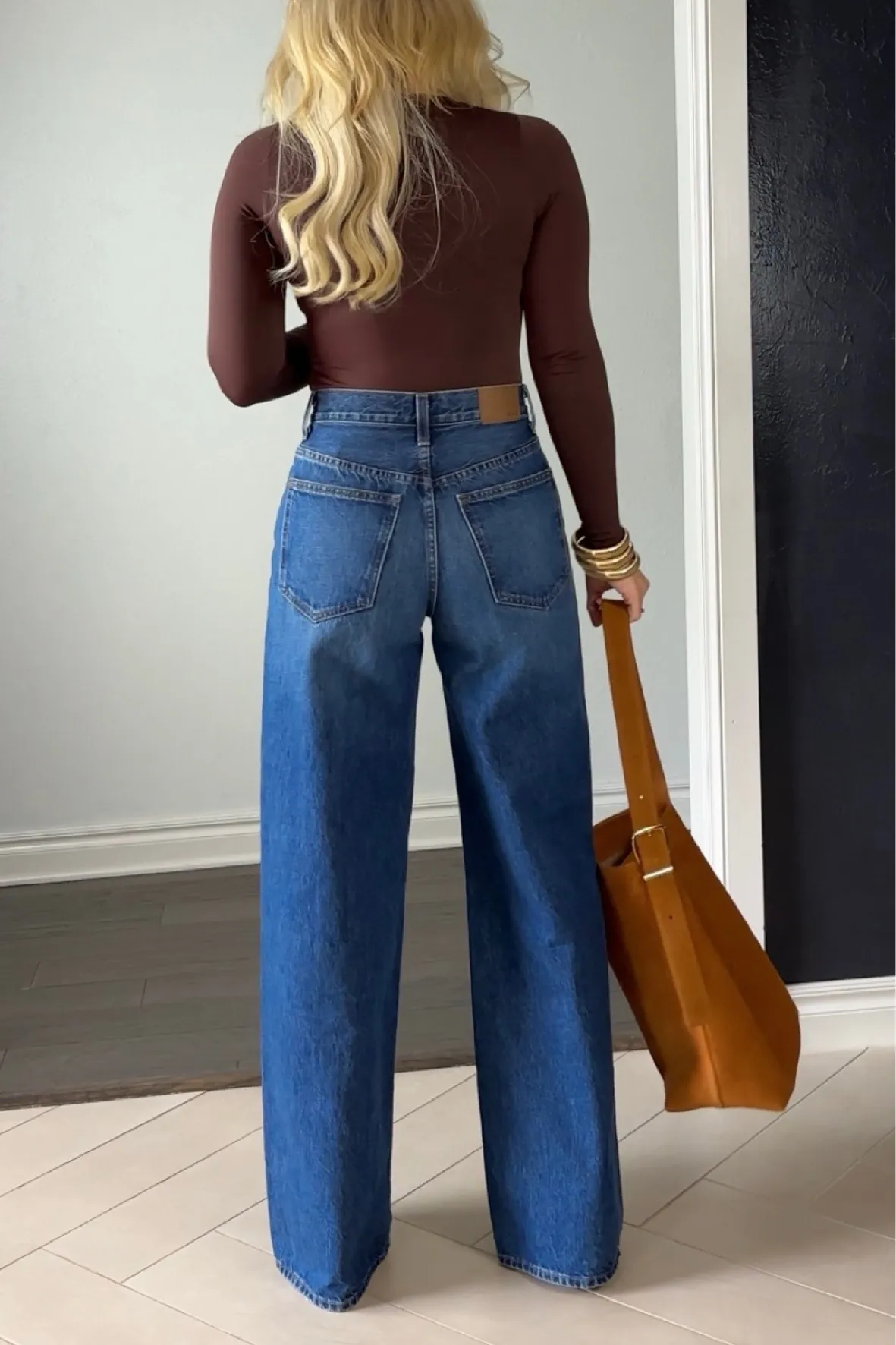 Monochromatic Brown Top with Dark Wash Wide-Leg Jeans Monochromatic Brown Top with Dark Wash Wide-Leg Jeans — Winter Outfits with Wide Leg Jeans
