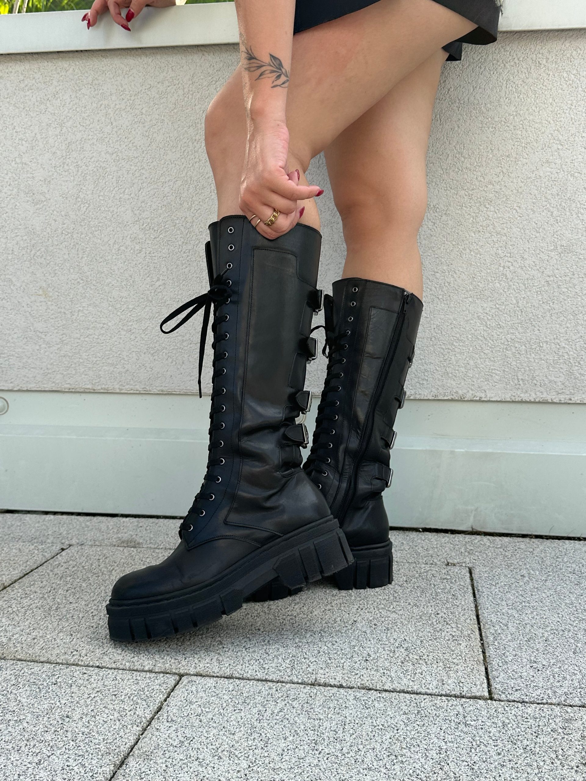 Detailed Look at Knee-High Combat Boots Detailed Look at Knee-High Combat Boots — Combat Boots Outfits