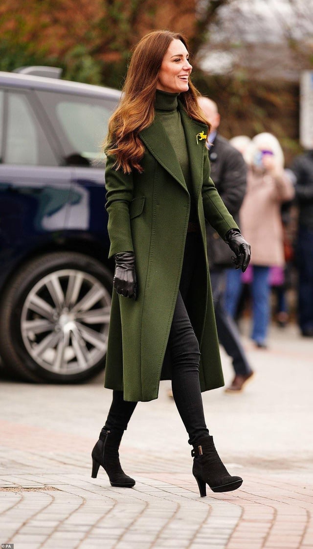 Olive Green Wool Coat and Turtleneck for a Chic Fall Ensemble Olive Green Wool Coat and Turtleneck for a Chic Fall Ensemble — Fall to Winter Outfits