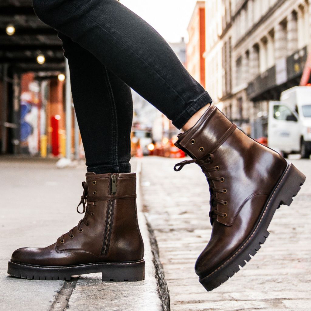 Rugged Street Style with Brown Leather Boots and Black Denim Rugged Street Style with Brown Leather Boots and Black Denim — Combat Boots Outfits