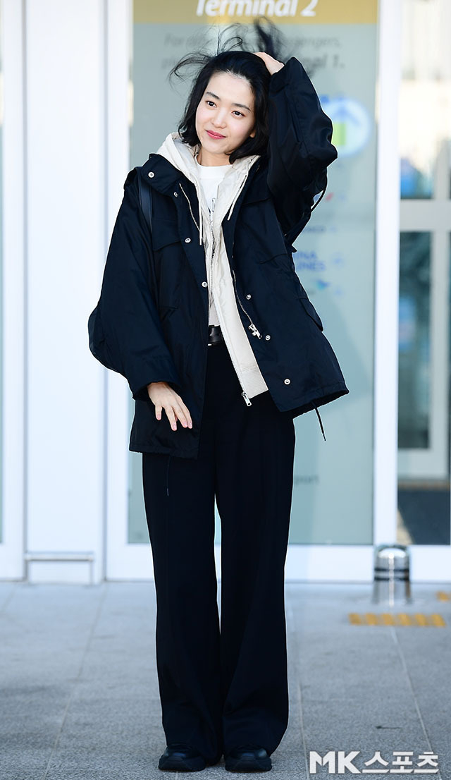 Layered Black Outfit with Cream Hoodie — Italy Winter Outfits