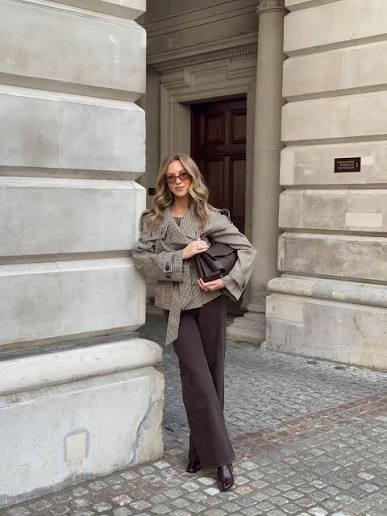 Cropped Plaid Jacket Adds Polished Touch to Trousers Cropped Plaid Jacket Adds Polished Touch to Trousers — Classy Winter Outfits