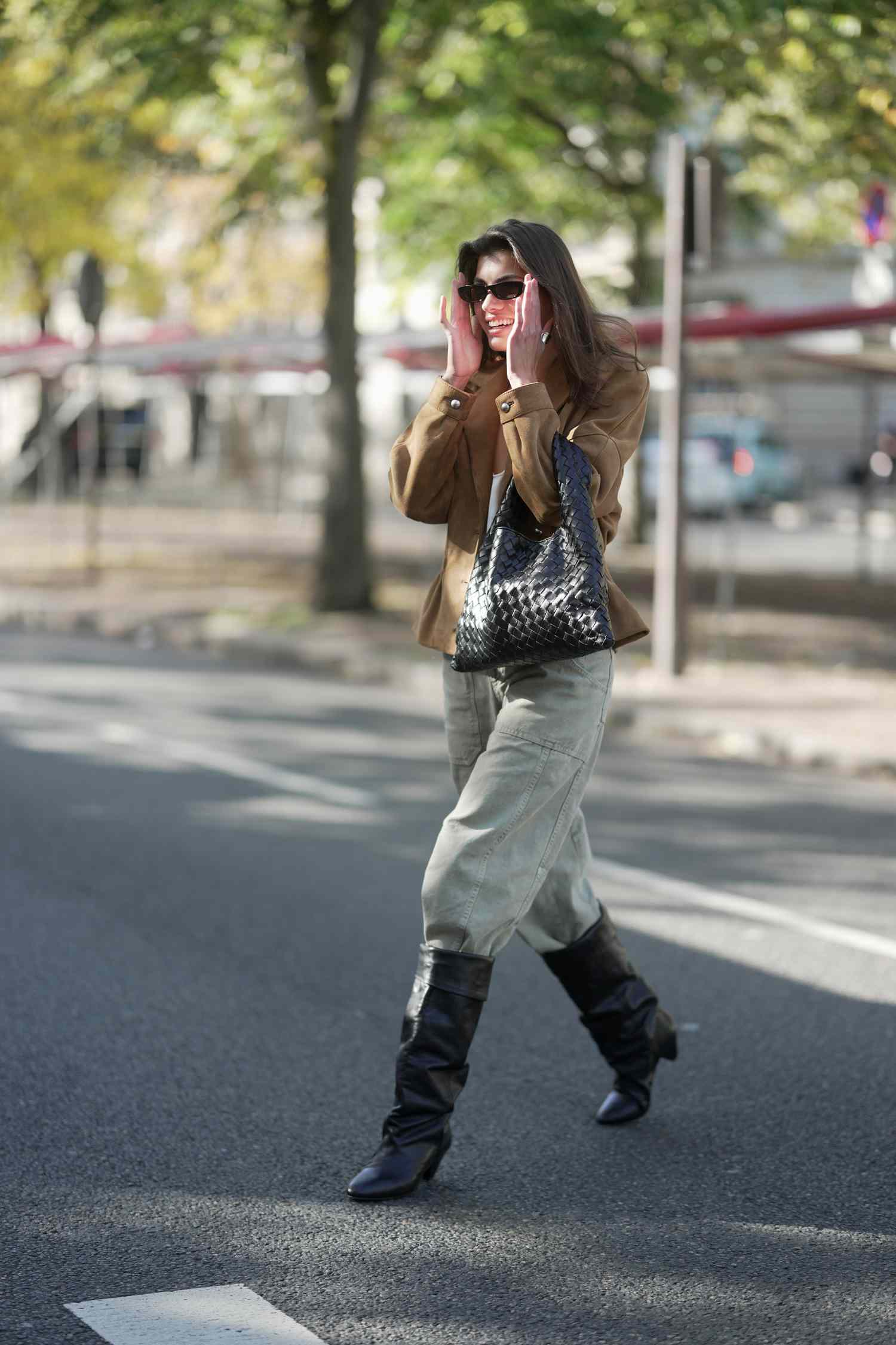 Utility Style: Shearling Jacket, Cargo Pants, and Black Slouchy Boots Utility Style: Shearling Jacket, Cargo Pants, and Black Slouchy Boots — Slouchy Boots Outfits