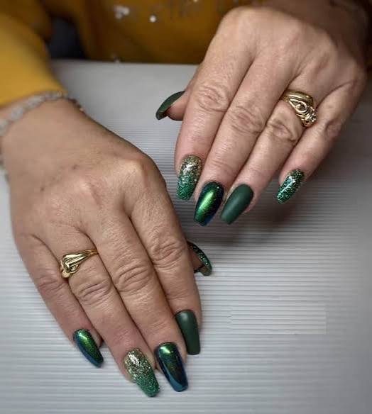 Metallic Deep Green Glitter Coffin Nails Metallic Deep Green Glitter Coffin Nails — Winter Green Nails