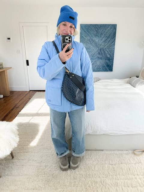 Bold Winter Pop: Bright Blue Puffer Jacket and Jeans — Minimalist Winter Outfits