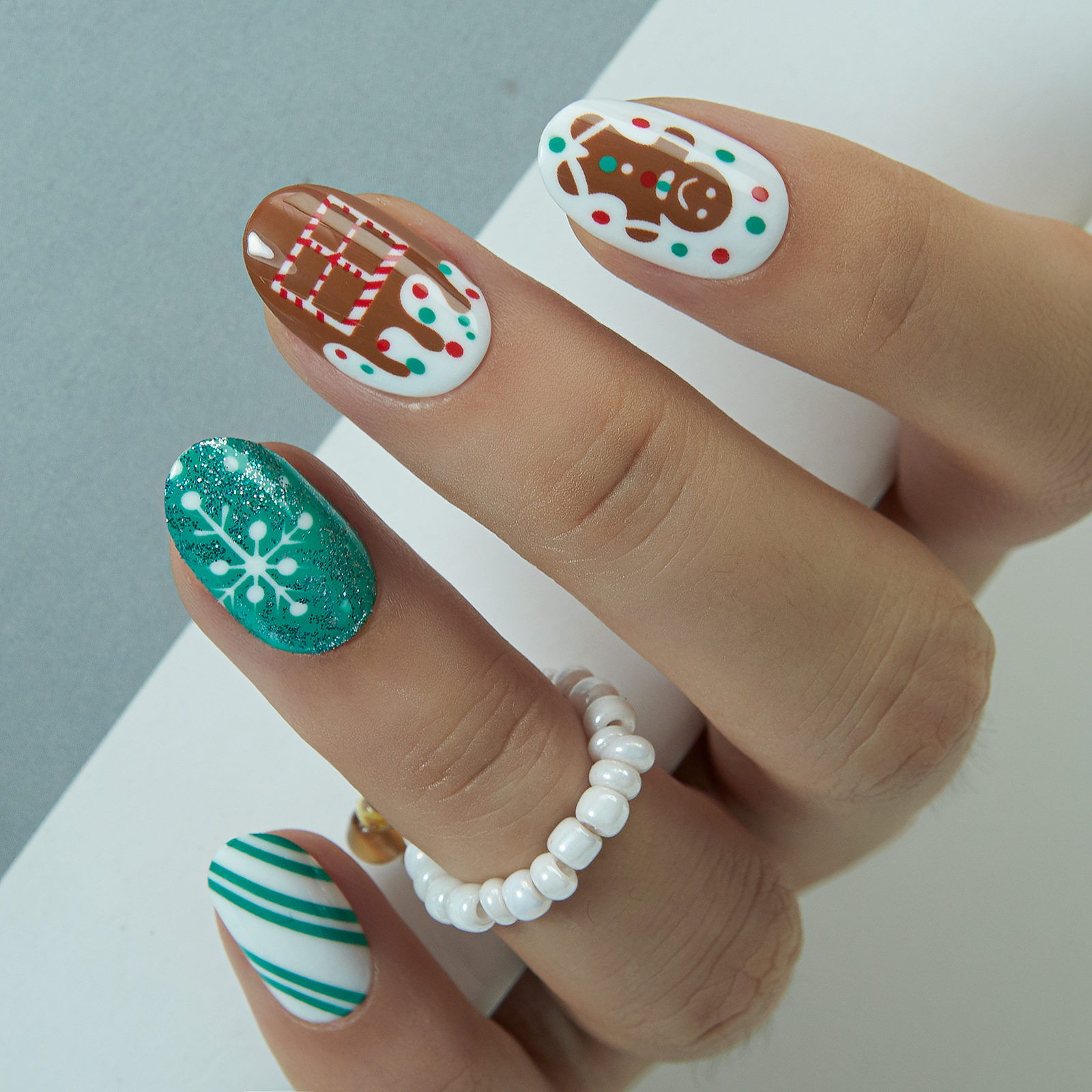 Glossy Glitter On Snowflake Nail Visual Idea Glossy Glitter On Snowflake Nail Visual Idea — Winter Oval Nails