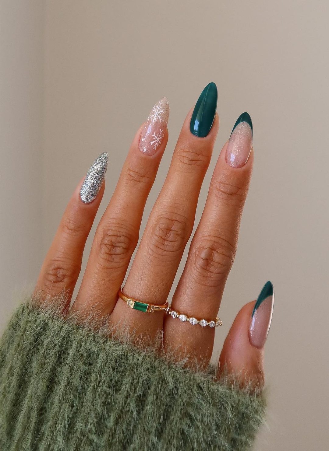 Emerald Green and Glitter Almond Nails Emerald Green and Glitter Almond Nails — Winter Round Nails