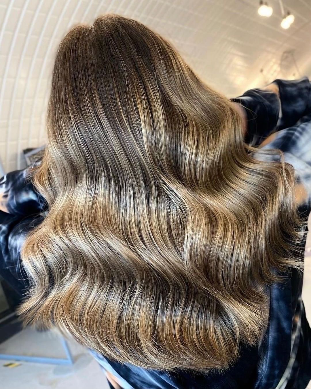 Mid-Back Waves With Beige Blonde Balayage Mid-Back Waves With Beige Blonde Balayage — Winter Balayage