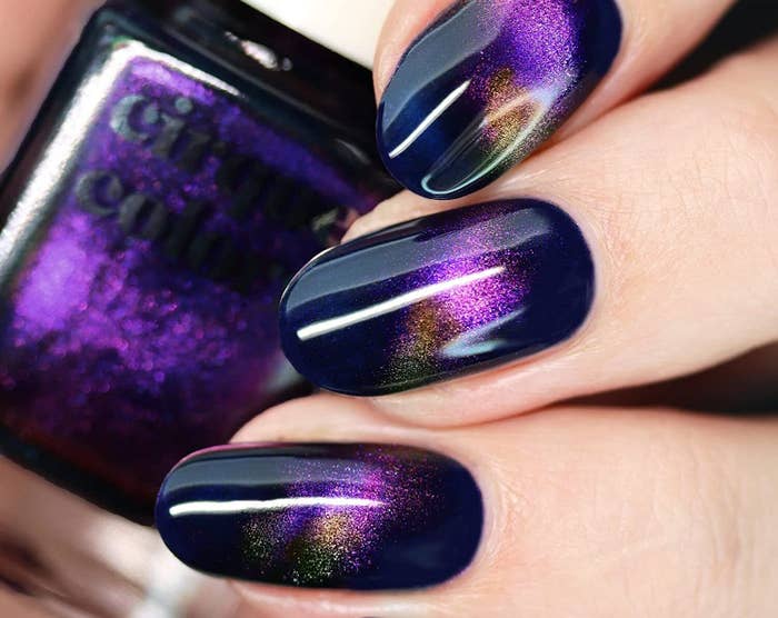 Magnetic Cat-Eye Indigo Short Oval Nails Magnetic Cat-Eye Indigo Short Oval Nails — Winter Purple Nails