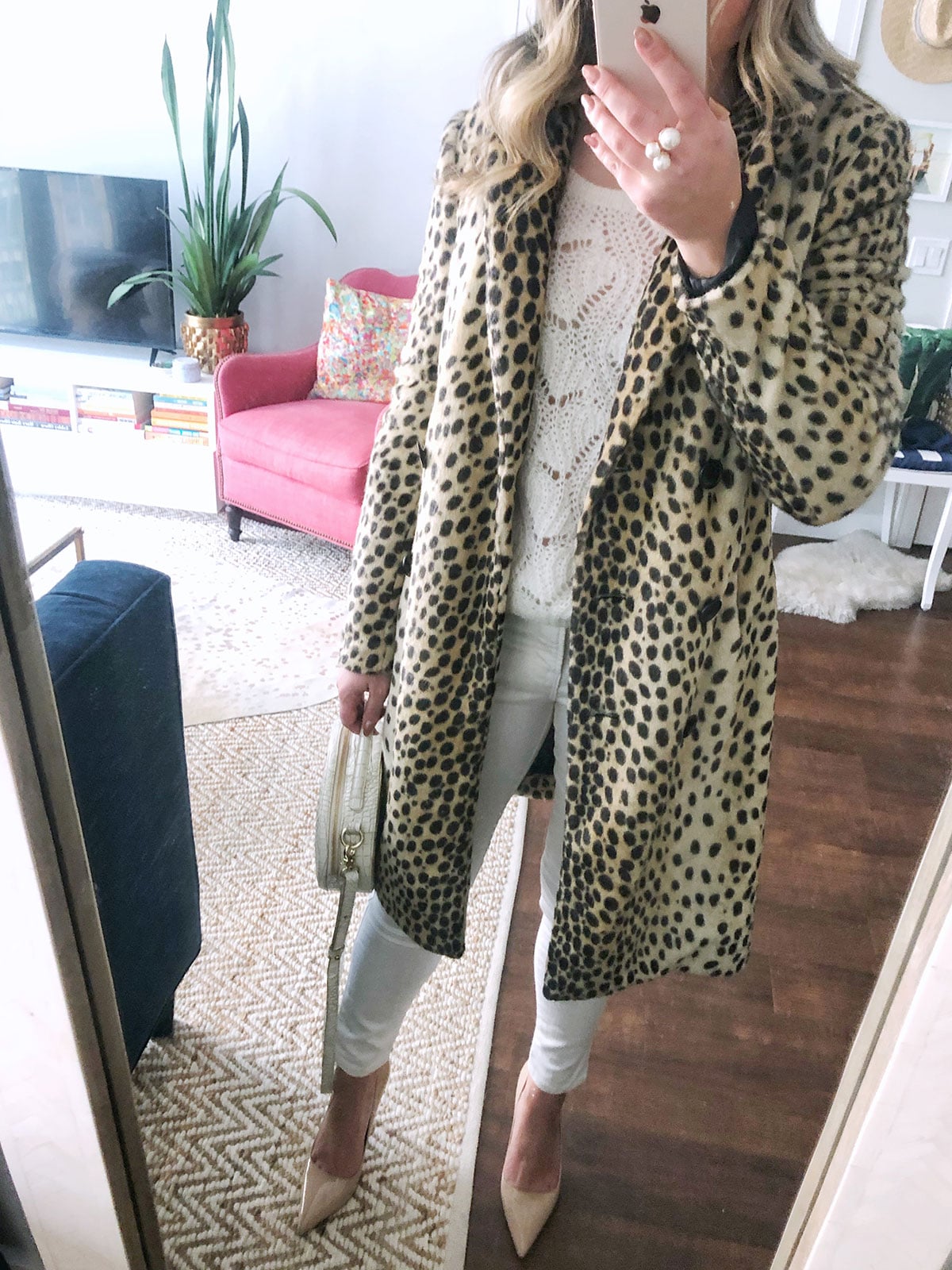 Chic Leopard Coat with White Knit and Skinny Jeans Chic Leopard Coat with White Knit and Skinny Jeans — Leopard Coat Outfits