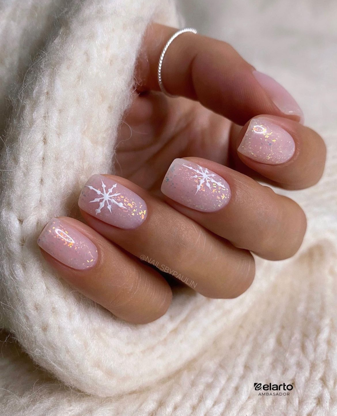 Snowflake On Accent Nail Visual Idea Snowflake On Accent Nail Visual Idea — Short Winter Square Nails