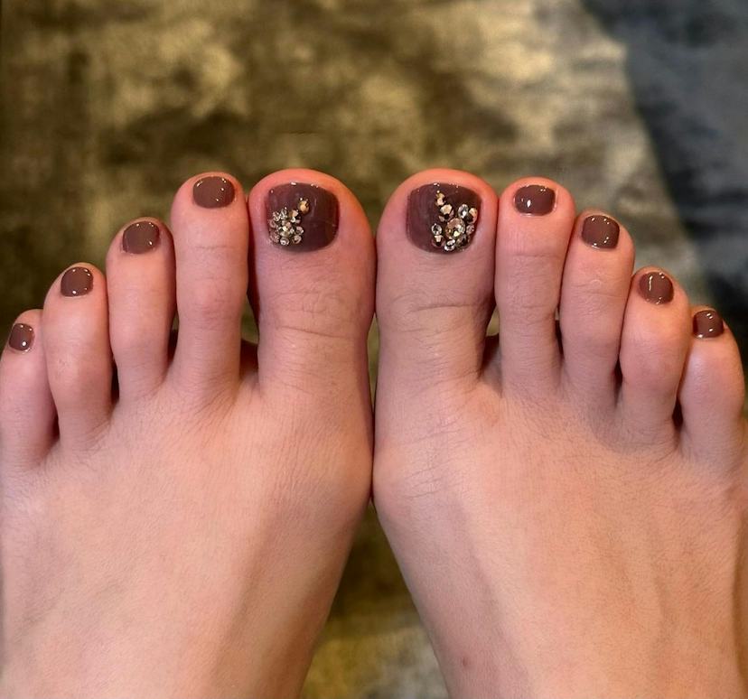 Glossy Brown with Rhinestone Accents Glossy Brown with Rhinestone Accents — Winter Pedicure Colors