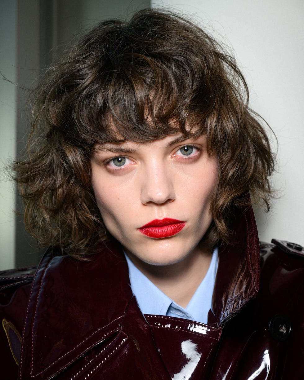 Textured Shag With Curly Layers and Highlights Textured Shag With Curly Layers and Highlights — Winter Haircuts for Round Faces
