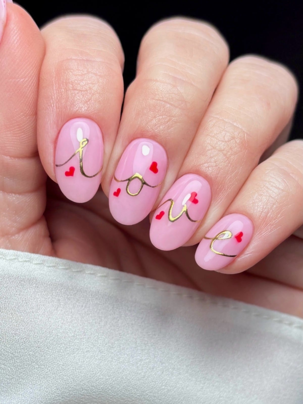 Short Oval Pink Gold Line Heart Nails Short Oval Pink Gold Line Heart Nails — Aesthetic Nails