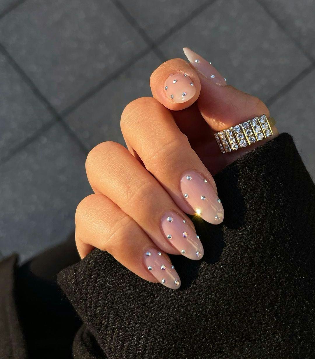 Sparkling Rhinestone Scattered Short Almond Nails