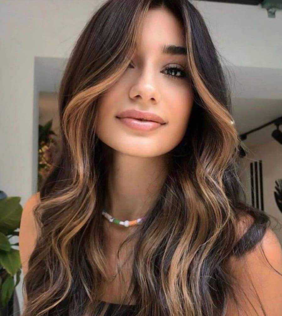 Collarbone Waves With Caramel Balayage Collarbone Waves With Caramel Balayage