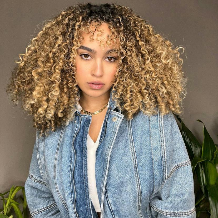 Collarbone Curly Hair With Blonde Balayage and Curtain Bangs Collarbone Curly Hair With Blonde Balayage and Curtain Bangs — Balayage Curly Hair