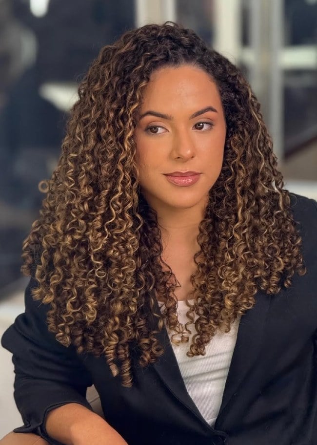 Collarbone Curly Hair With Caramel Balayage and Side Parting Collarbone Curly Hair With Caramel Balayage and Side Parting — Balayage Curly Hair