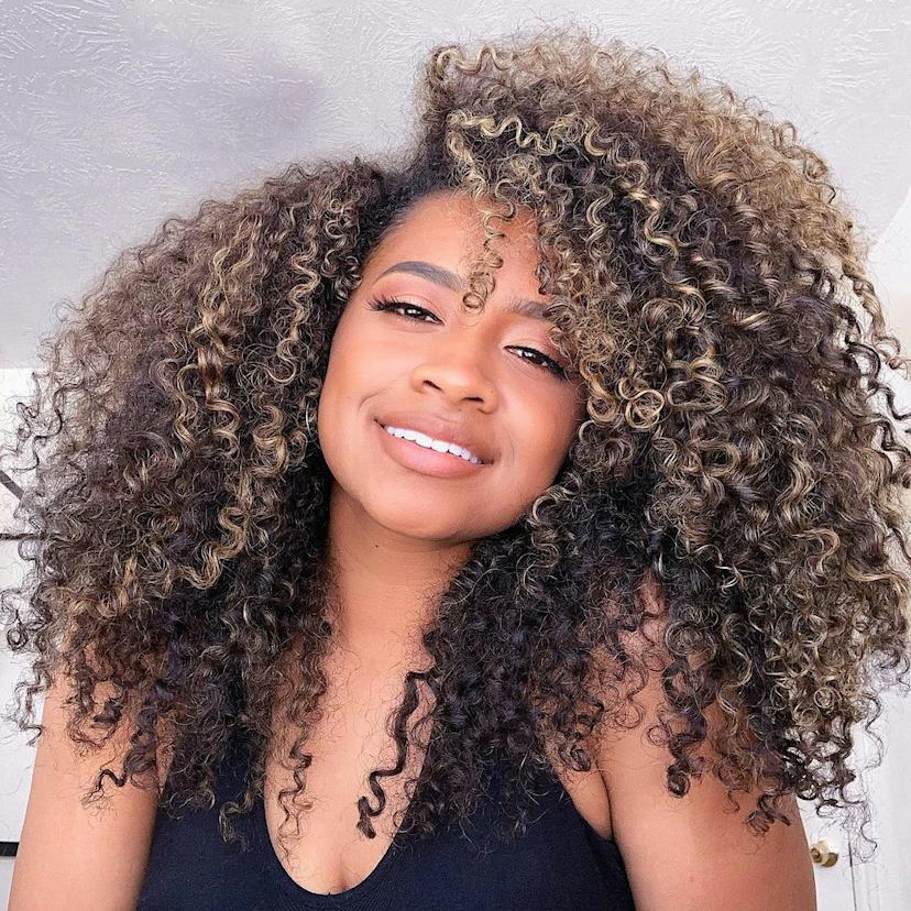 Collarbone Curly Hair With Face-Framing Layers and Blonde Balayage Collarbone Curly Hair With Face-Framing Layers and Blonde Balayage — Balayage Curly Hair
