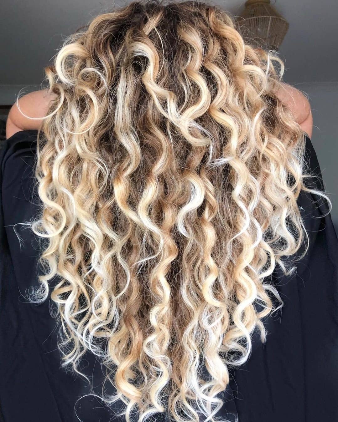 Mid-Back Curly Hair With Platinum Blonde Balayage on Dark Brown Base Mid-Back Curly Hair With Platinum Blonde Balayage on Dark Brown Base — Balayage Curly Hair