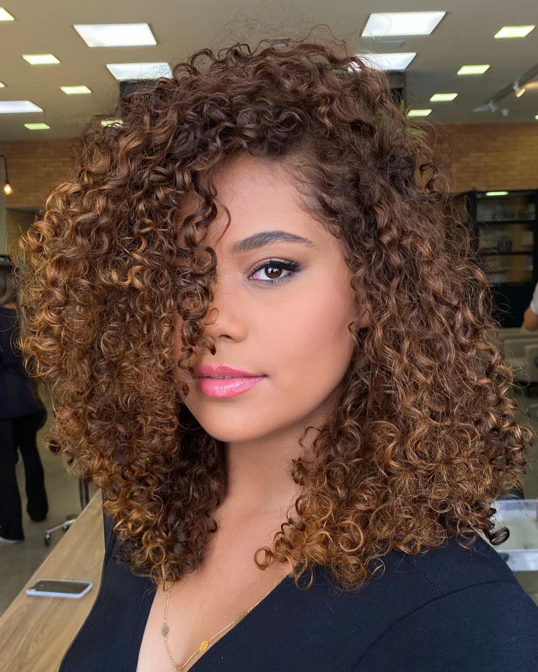 Collarbone Curly Hair With Warm Brown Balayage and Curtain Bangs Collarbone Curly Hair With Warm Brown Balayage and Curtain Bangs — Balayage Curly Hair