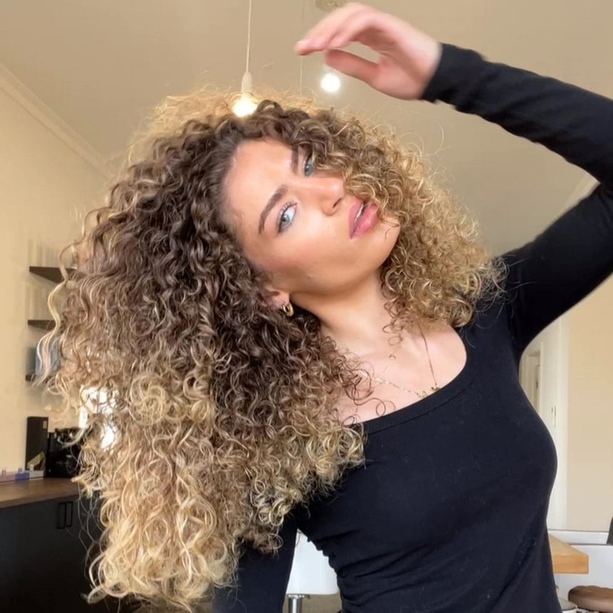 Collarbone Curly Hair With Dark Blonde Balayage, Close-Up Take Collarbone Curly Hair With Dark Blonde Balayage, Close-Up Take — Balayage Curly Hair