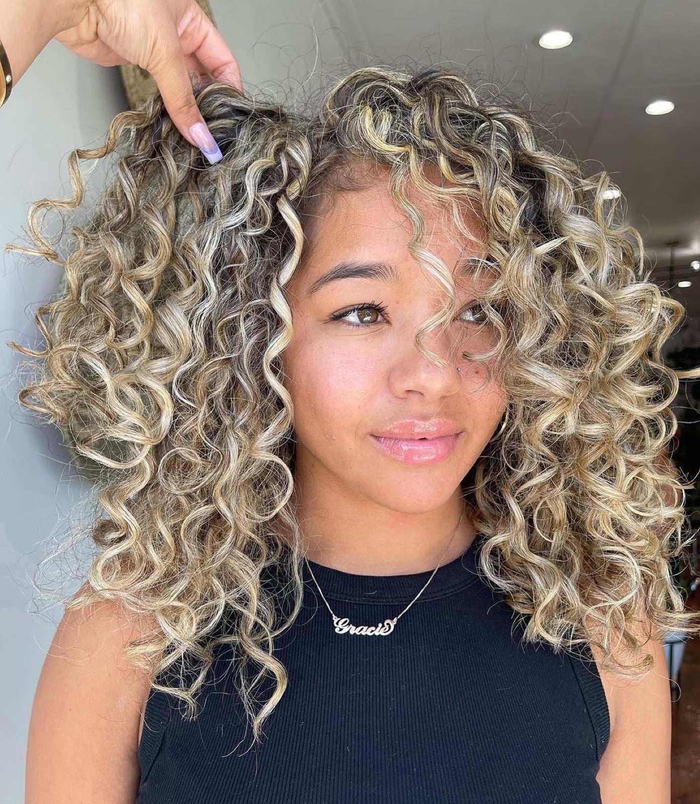 Collarbone Wavy Hair With Blonde Balayage on Dark Base Collarbone Wavy Hair With Blonde Balayage on Dark Base — Balayage Curly Hair