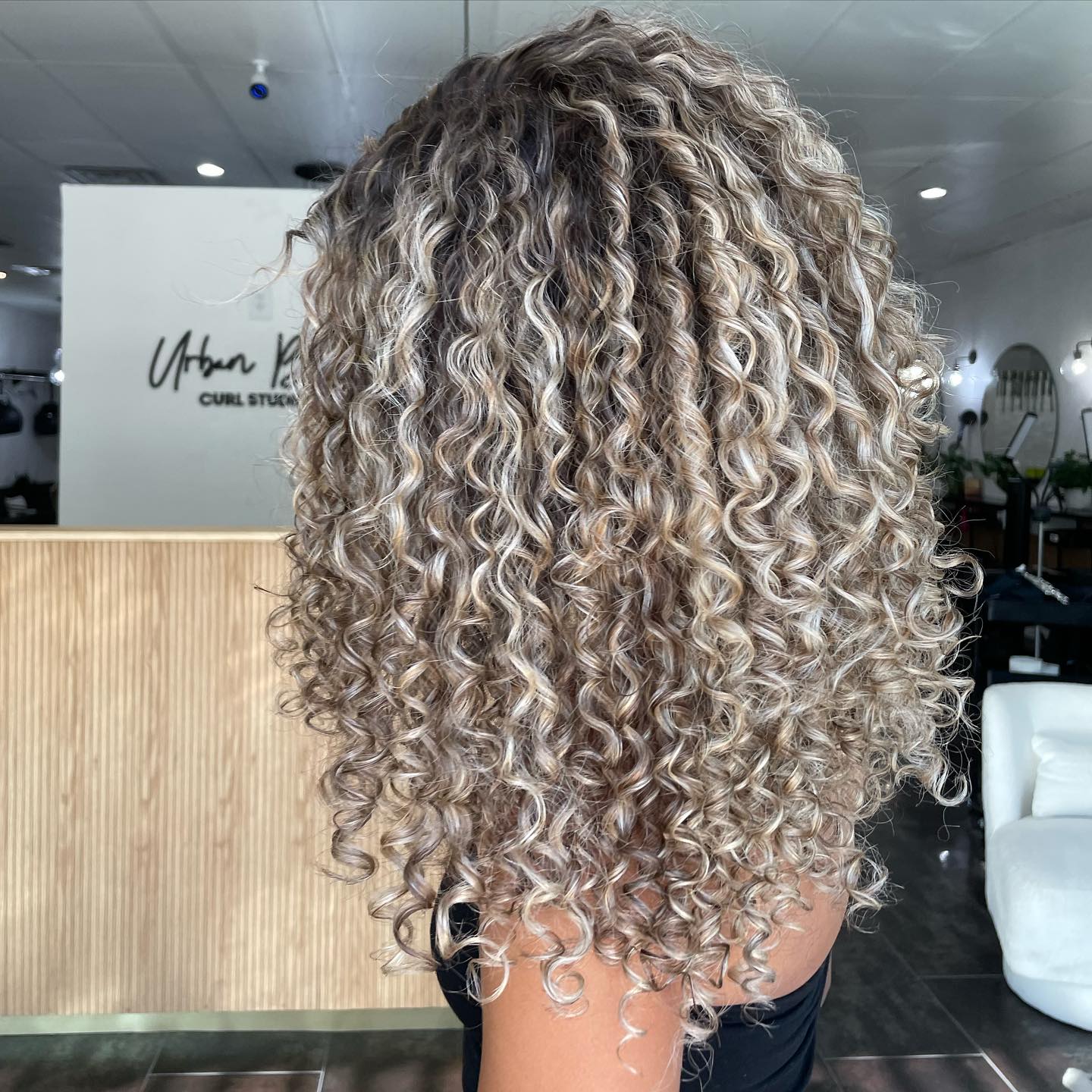 Collarbone Curly Hair With Dark Brown Base, Everyday Version Collarbone Curly Hair With Dark Brown Base, Everyday Version — Balayage Curly Hair