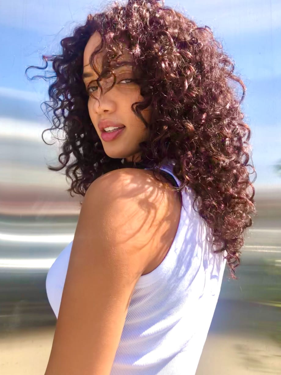 Mid-Back Wavy Hair With Caramel and Blonde Balayage, Middle Mid-Back Wavy Hair With Caramel and Blonde Balayage, Middle — Balayage Curly Hair