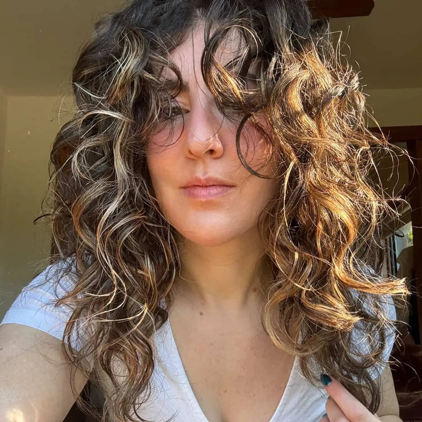 Collarbone Wavy Bronde Hair With Balayage Highlights Collarbone Wavy Bronde Hair With Balayage Highlights — Balayage Curly Hair