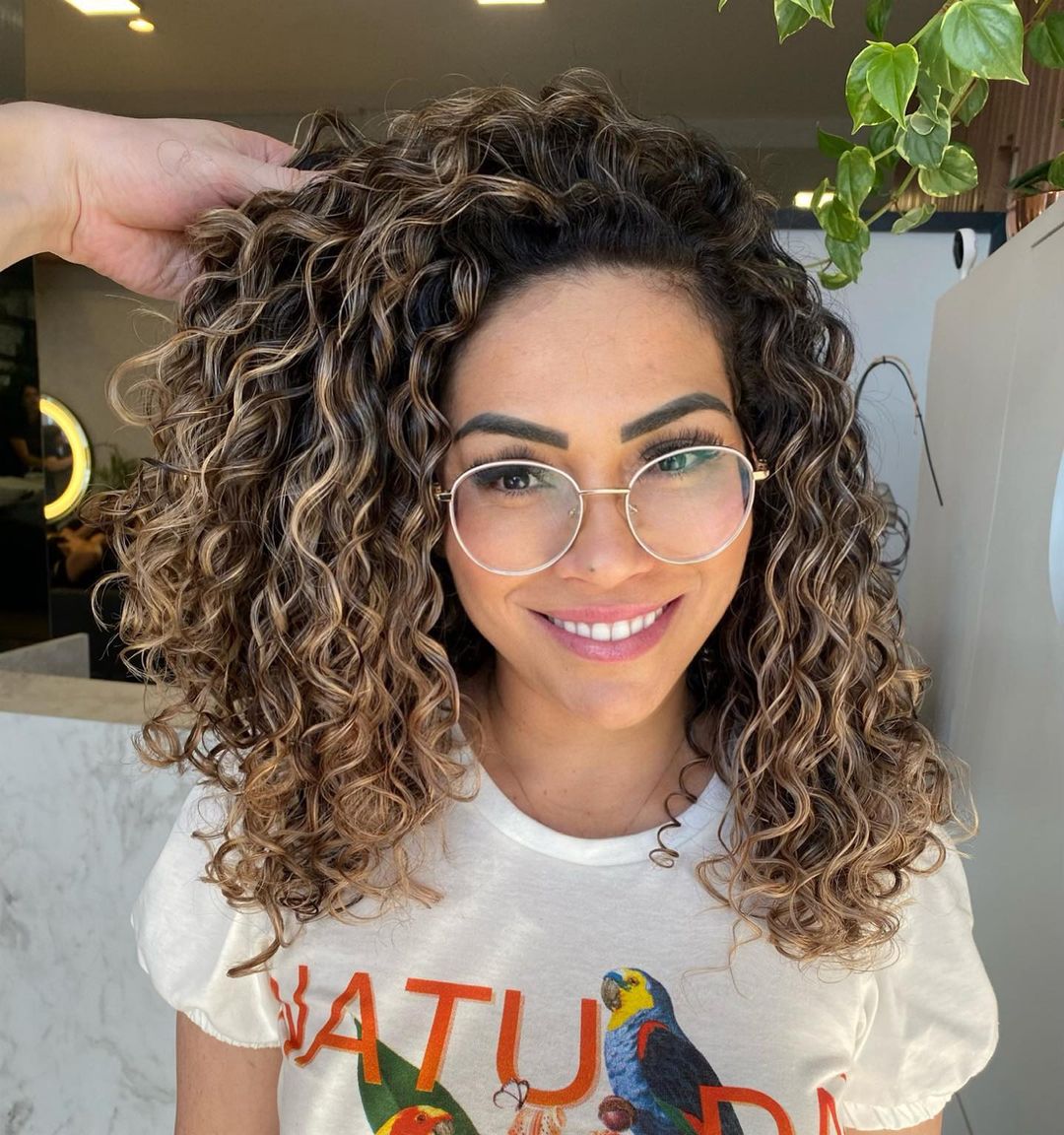 Shoulder Curly Hair With Medium Brown Base and Blonde Balayage, Layers Shoulder Curly Hair With Medium Brown Base and Blonde Balayage, Layers — Balayage Curly Hair