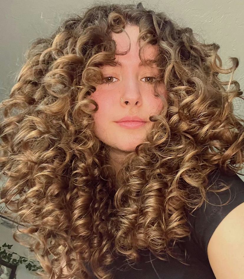 Collarbone Curly Hair With Medium Brown Base and Blonde Balayage Collarbone Curly Hair With Medium Brown Base and Blonde Balayage — Balayage Curly Hair
