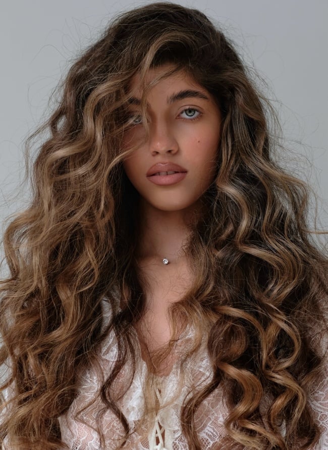 Mid-Back Wavy Hair With Tortoiseshell Balayage, Layers Mid-Back Wavy Hair With Tortoiseshell Balayage, Layers — Balayage Curly Hair