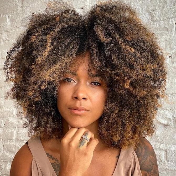 Collarbone Curly Hair With Dark Brown Base and Blonde Balayage, Layers Collarbone Curly Hair With Dark Brown Base and Blonde Balayage, Layers — Balayage Curly Hair